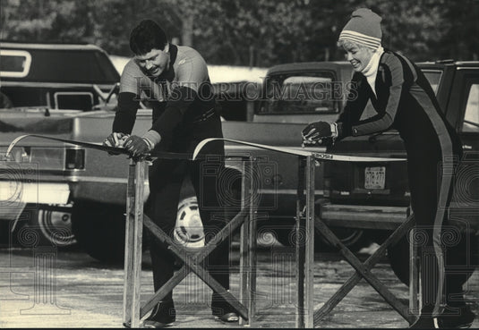1985 Press Photo Sue & Tom Selvick wax their skis at the McMiler Trail - Historic Images