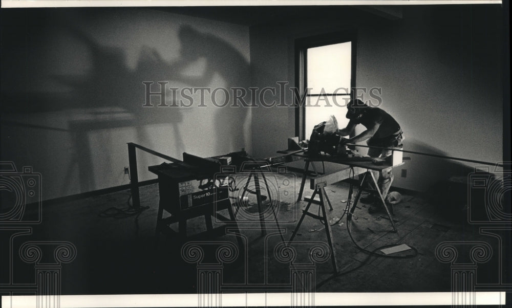 1993 Press Photo Everett Edwards renovating an apartment, Milwaukee, Wisconsin - Historic Images