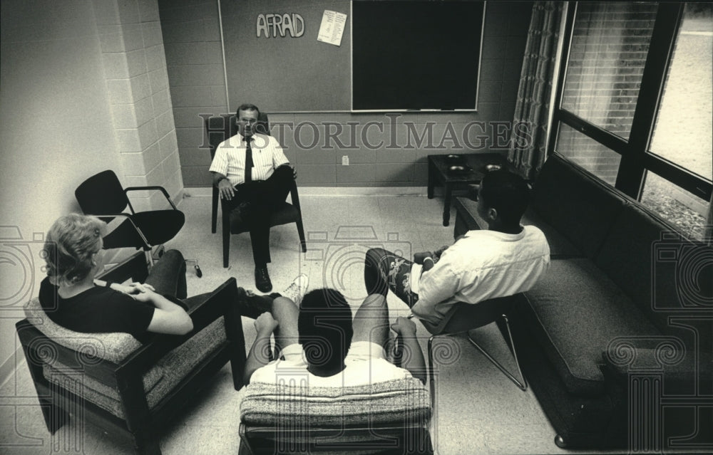 1987 Press Photo Paul Heck talks to youth at Norris Adolescent Center, Mukwonago - Historic Images