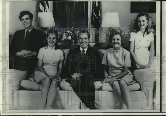 1969 Press Photo Pres. Richard Nixon & family pose for official family portrait - Historic Images
