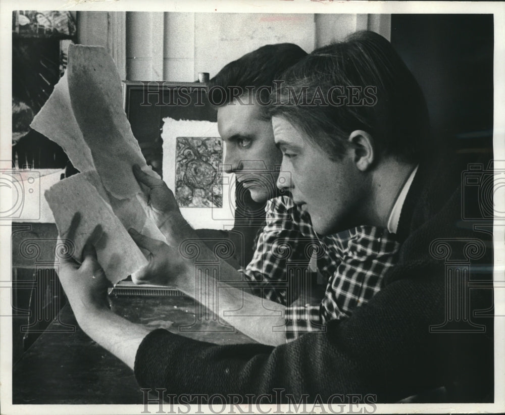 1966 Press Photo Layton School of Art, students, check paper samples, Milwaukee - Historic Images