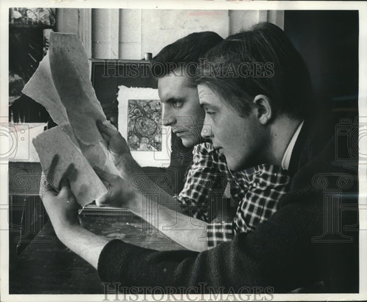1966 Press Photo Layton School of Art, students, check paper samples, Milwaukee - Historic Images