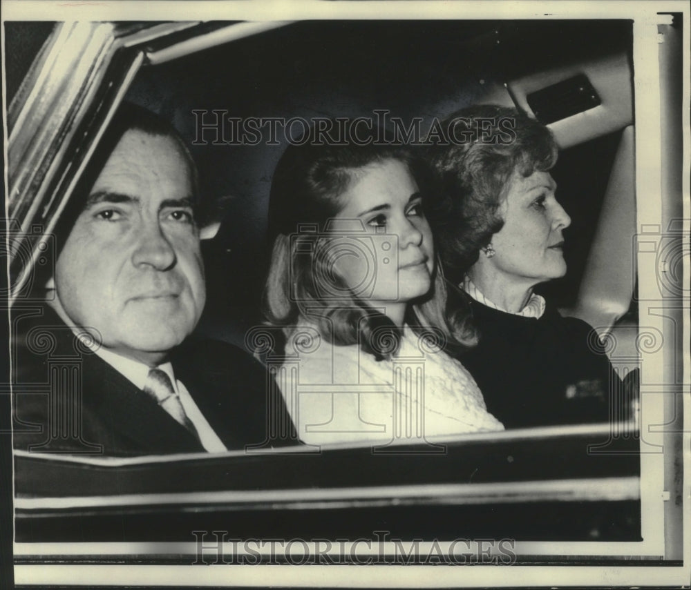1969 Press Photo President Nixon &amp; Family Leave Hospital after Eisenhower death - Historic Images