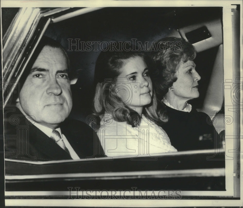 1969 Press Photo President Nixon & Family Leave Hospital after Eisenhower death - Historic Images