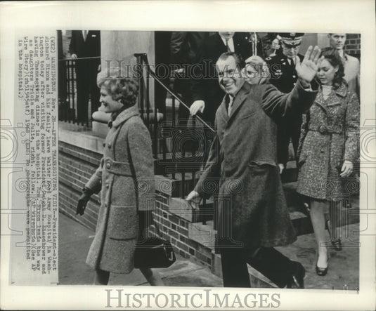 1968 Press Photo Richard Nixon Leaves Walter Reed After Visit With Eisenhower - Historic Images