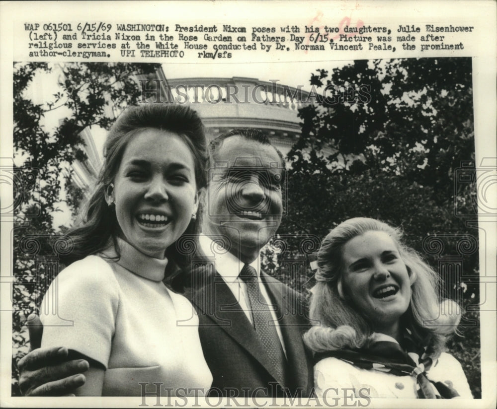 1969 Press Photo President Nixon and Family Smiling on Father&#39;s Day, Washington - Historic Images