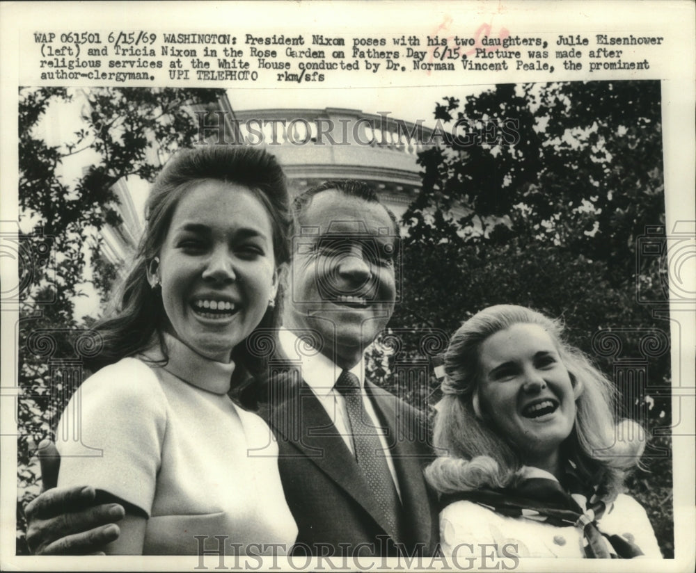 1969 Press Photo President Nixon and Family Smiling on Father's Day, Washington - Historic Images