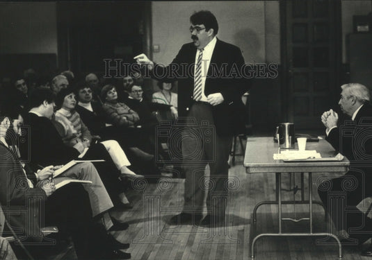 1988 Press Photo David Schulz speaks as others listen - mjc21197 - Historic Images