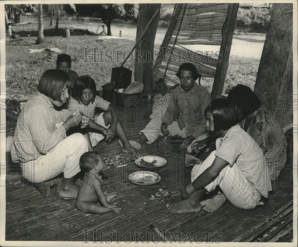 1955 Press Photo Panama-Native Choco Family in Sunday Best Dining On Hut Floor - Historic Images