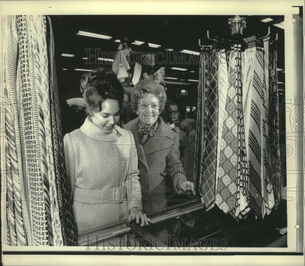 1971, Mrs. Nixon and daughter Mrs. Eisenhower shopping Washington DC - Historic Images
