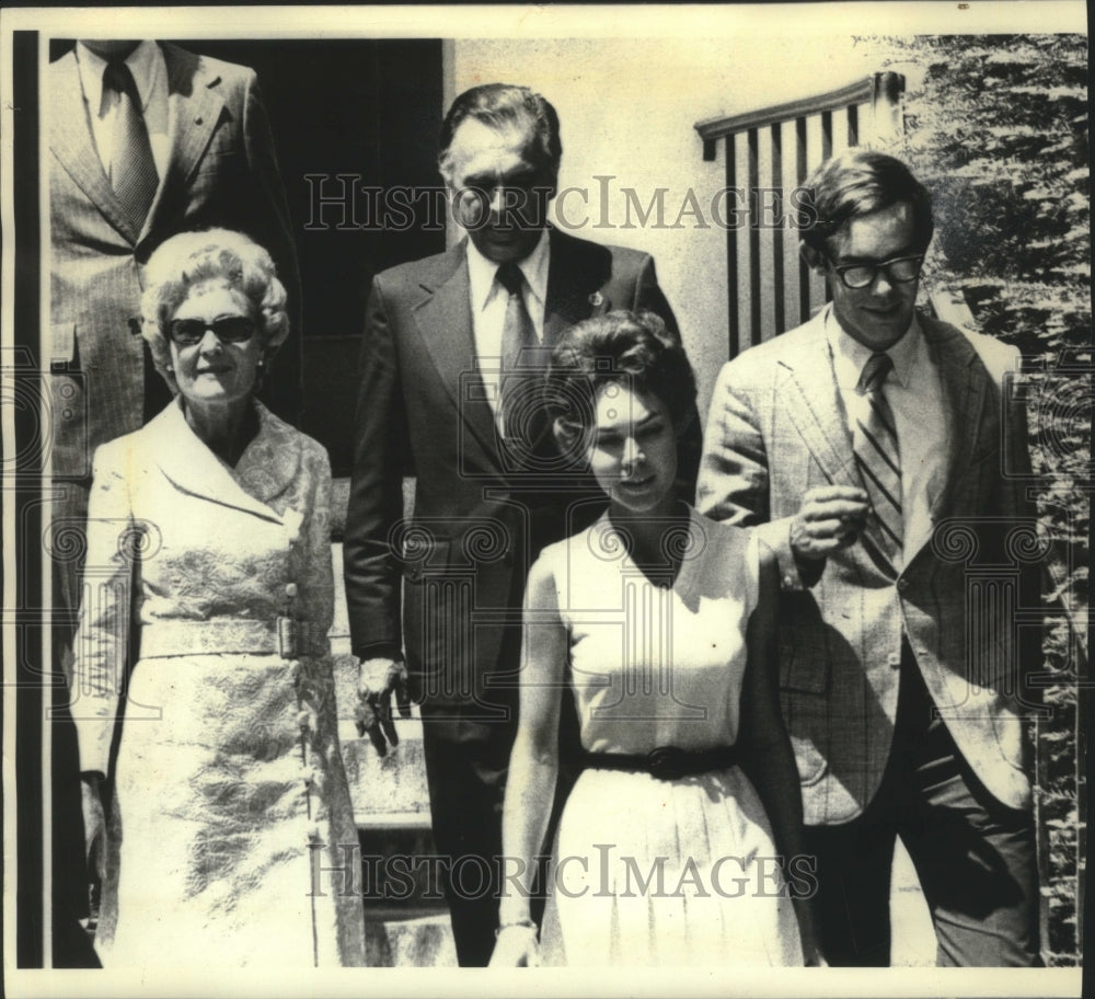 1973 Press Photo Mrs. Richard Nixon, Daughter, Julie, and others at hospital-Historic Images