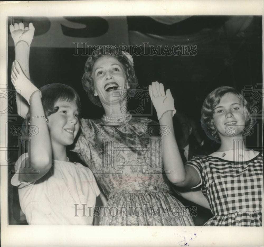 1960 Press Photo Mrs. Richard Nixon and daughters Julie and Patricia - mjc21220 - Historic Images