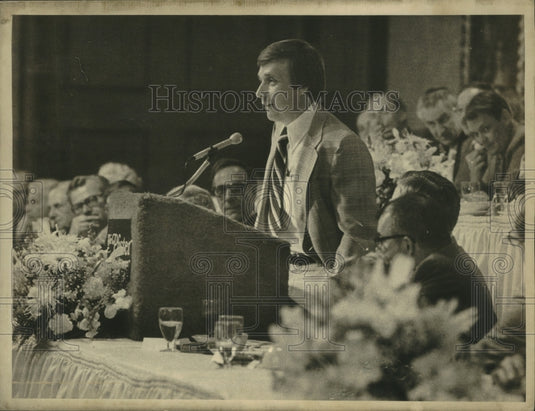 1977 Press Photo Martin Schreiber speaking to Federal Home Loan Bank of Chicago - Historic Images
