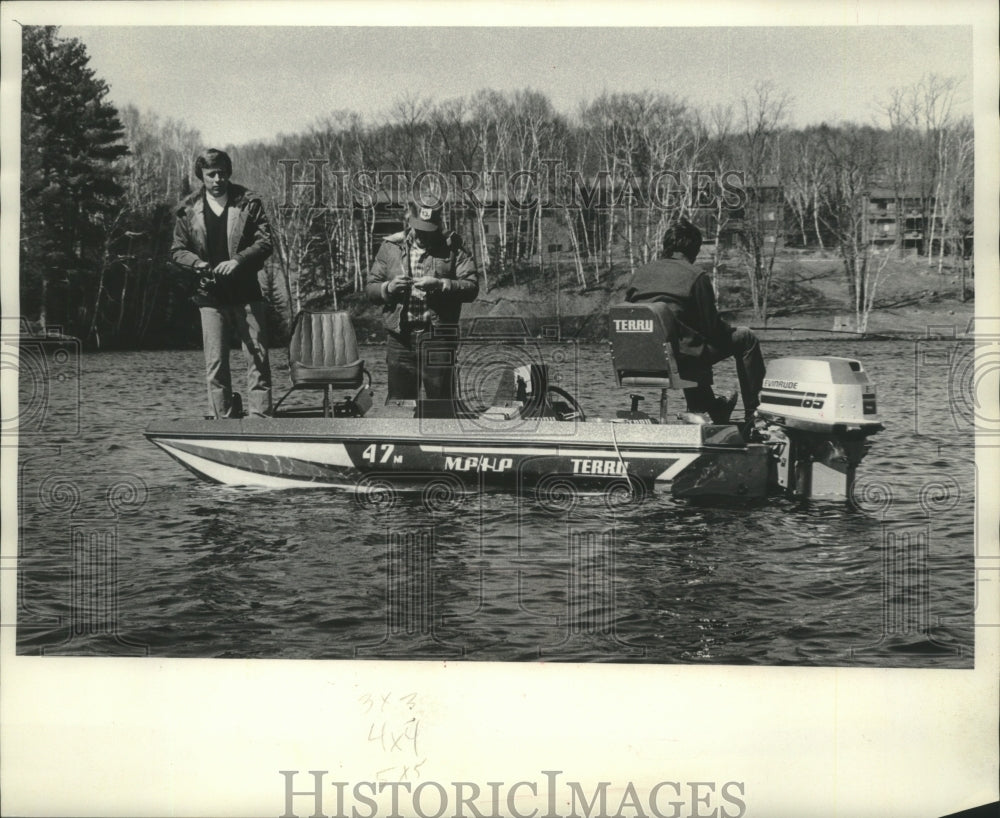 1978 Governor Schreiber and others fishing on Namekagon lake - Historic Images