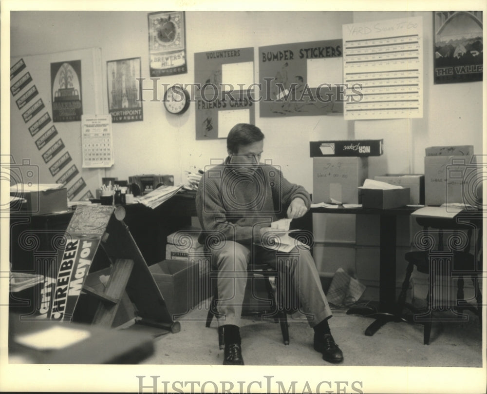 1988 Press Photo Martin Schreiber Sits In Chair At Campaign Headquarters - Historic Images