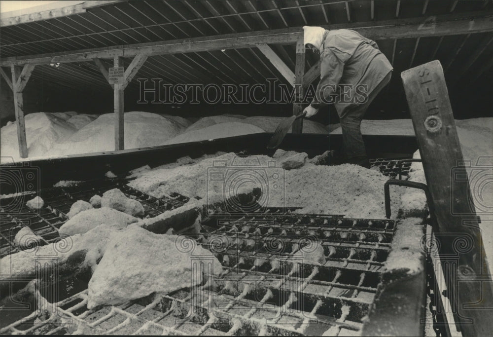 1965 Press Photo Boyd Rockette Breaks Chunks Of Salt On His Truck in Milwaukee - Historic Images