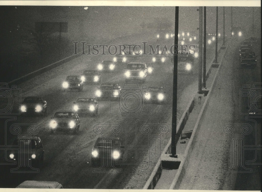1989 Press Photo Snow Slows Eastbound Traffic on East-West Freeway In Milwaukee - Historic Images