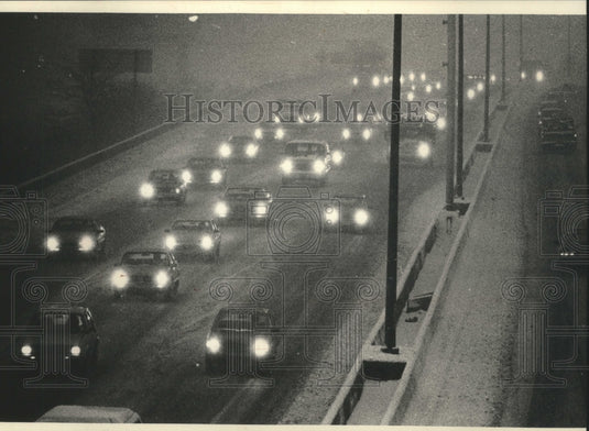 1989 Press Photo Snow Slows Eastbound Traffic on East-West Freeway In Milwaukee - Historic Images