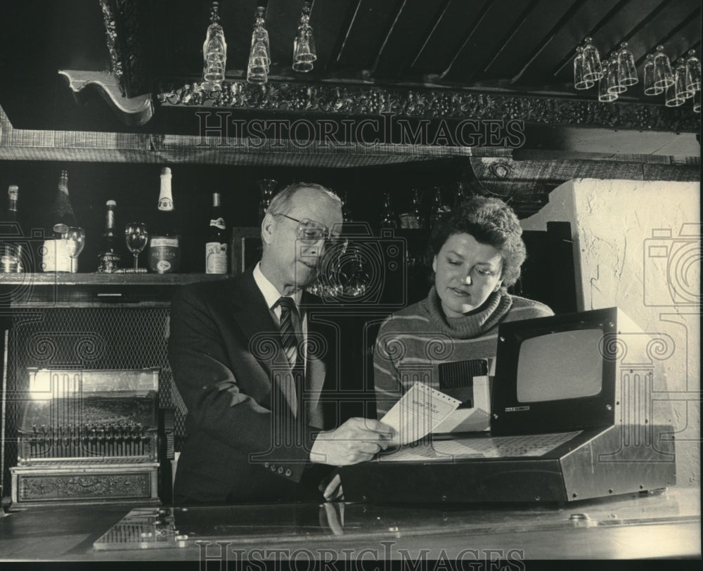 1985 Press Photo Jack Schuldes and Kris Desmond Operate Computerized Register - Historic Images