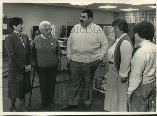 1989 Press Photo David F. Schultz Stands With Mother Mary and Family - mjc21287 - Historic Images