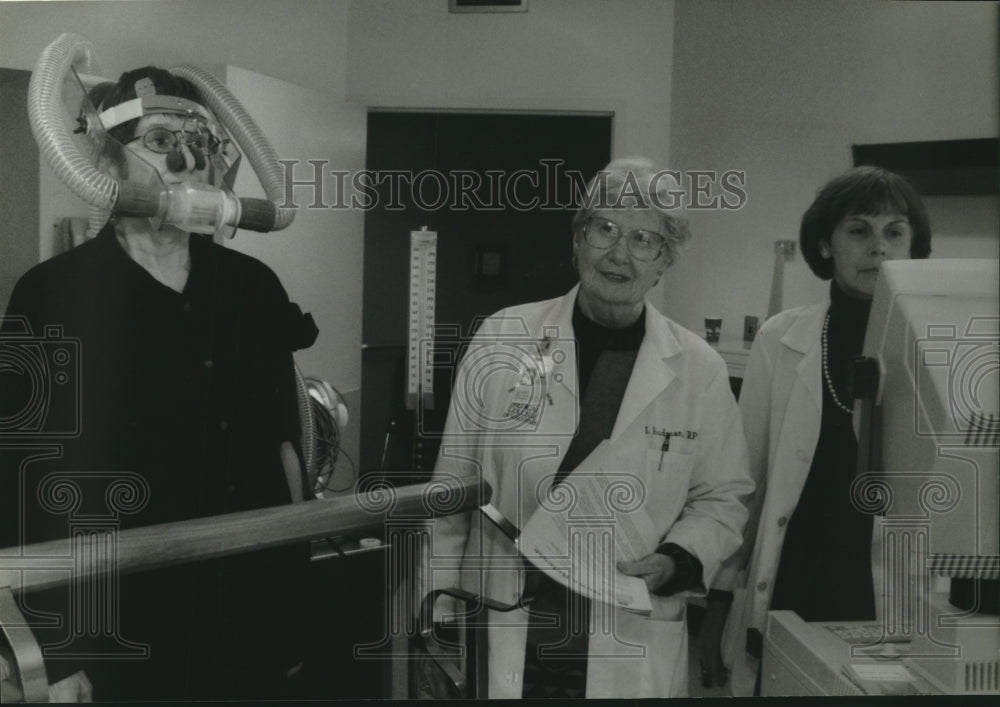 Press Photo Gerontologist Inge Rudman With Others In Medical Setting - mjc21288 - Historic Images