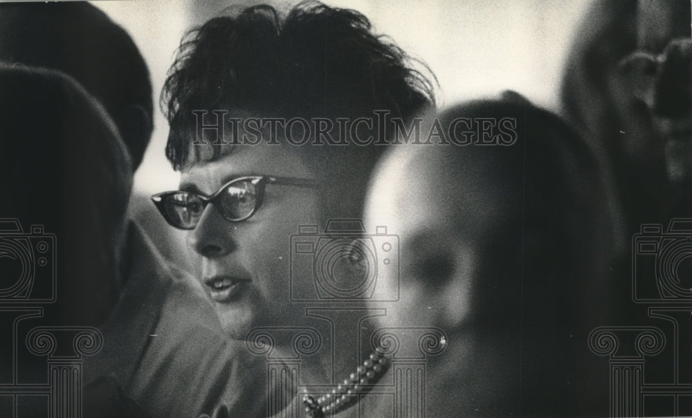 Press Photo Mrs. Dick Ruedebusch Amongst Group Of People In Milwaukee - Historic Images