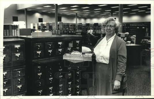1991 Press Photo West Allis Library Worker Mary Ruelle Works With Card Catalog - Historic Images