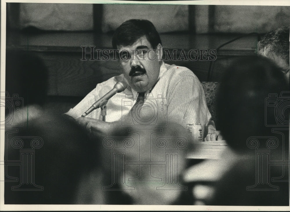 1988 County Executive David Schulz at county budget hearing - Historic Images