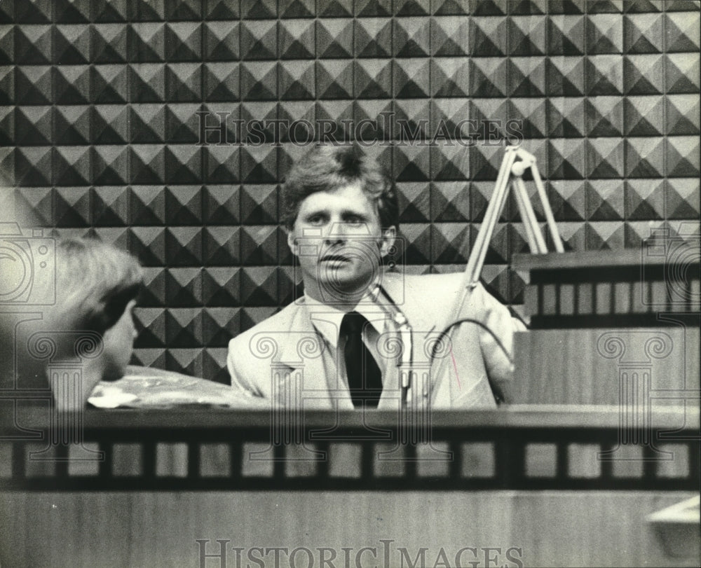 1981 Press Photo Elfred O. Schultz Jr., Milwaukee detective testifys at hearing - Historic Images