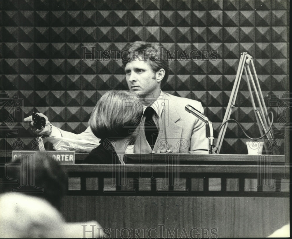 1981, Elfred O. Schultz, Milwaukee detective testifies at hearing - Historic Images