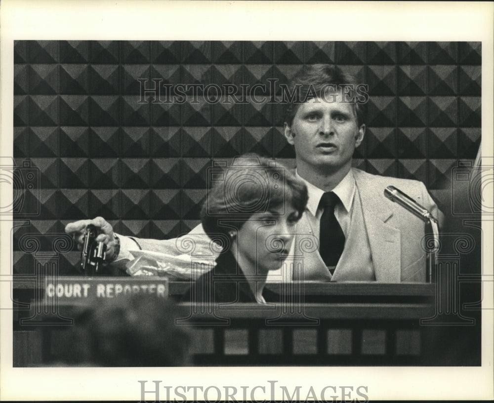 Press Photo Detective Elfred Schultz takes the stand during preliminary hearing - Historic Images