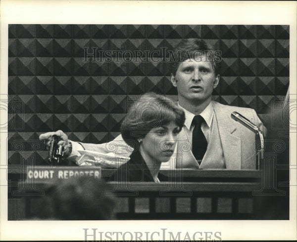 Press Photo Detective Elfred Schultz takes the stand during preliminar ...