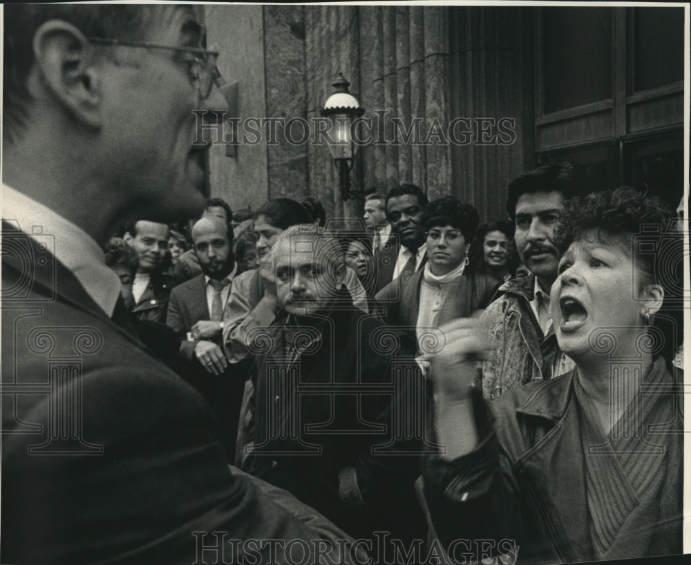 1992 Press Photo Thomas Schrader of Wisconsin Gas Co. rebuked by Alicia Gonzalez - Historic Images