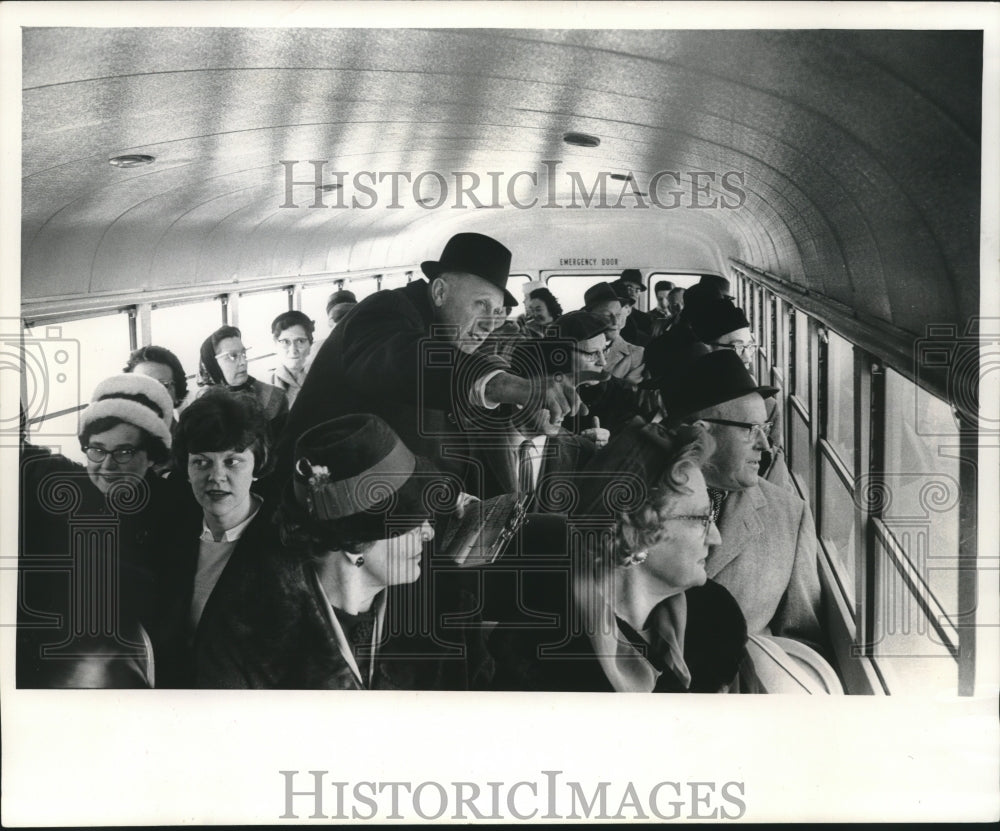 1964 Press Photo Martin E.Schreiber, Common Council president tours constituents - Historic Images