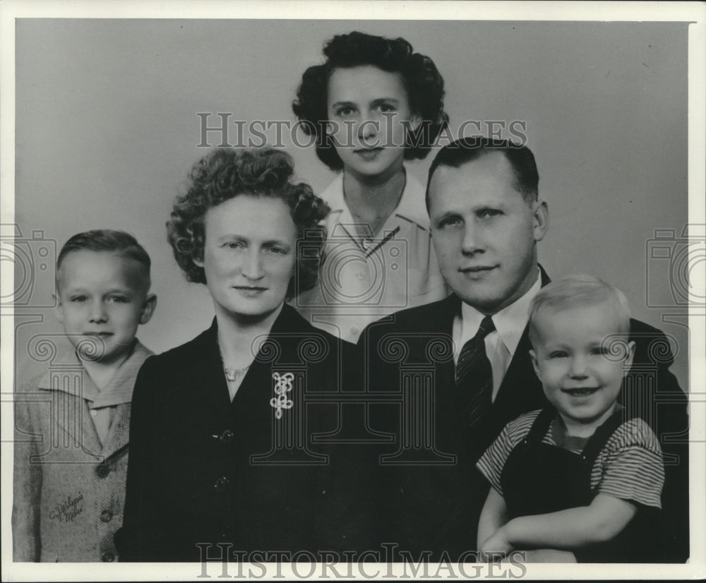 1978 Press Photo Martin J. Schreiber, Wisconsin Governor, at Age 8 with Family - Historic Images