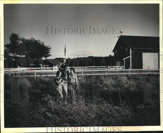 1979 Press Photo Martin Schreiber, Wisconsin Governor, with Wife and Children - Historic Images