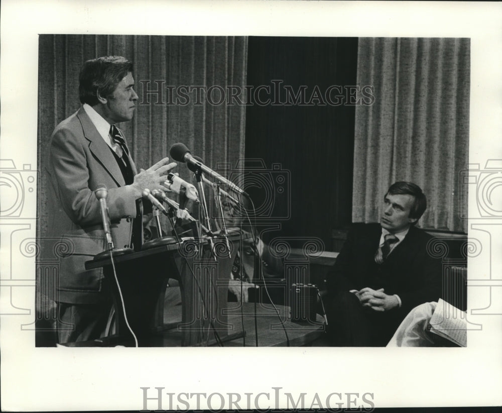 1978 Press Photo Martin Schreiber, Governor of Wisconsin, at Press Conference - Historic Images