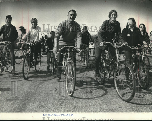 1971 Press Photo Wisconsin Lieutenant Governor Martin Schreiber on Benefit Ride - Historic Images