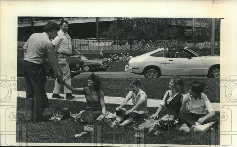 1976 Press Photo Acting Wisconsin Governor Schreiber Chats with Office Workers - Historic Images