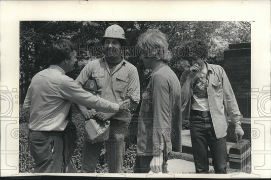 1978 Press Photo Wisconsin Governor Schreiber Chatting with Construction Workers - Historic Images