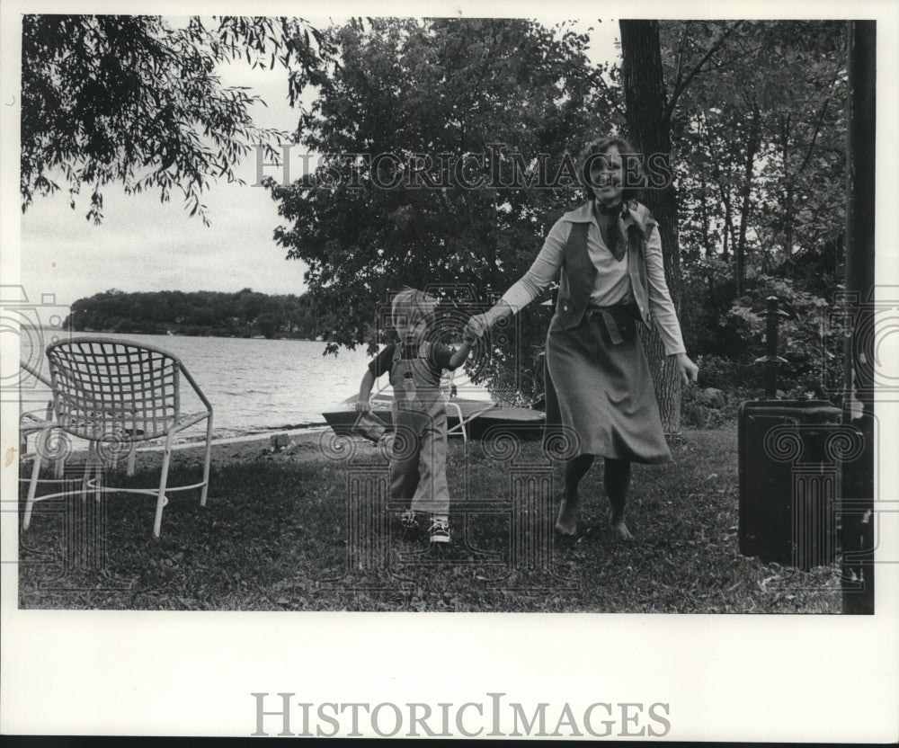 1978 Press Photo Matthew Schreiber &amp; mother walking governor&#39;s home, Maple Bluff - Historic Images