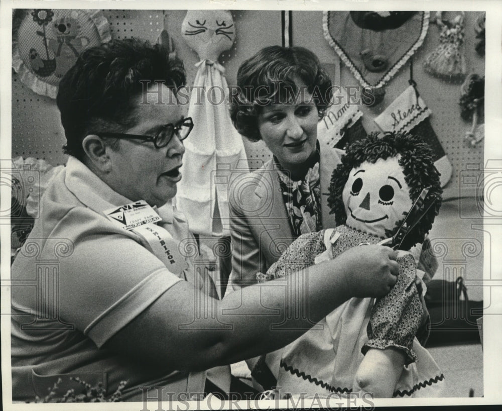1978 Press Photo Elaine Schreiber at Handicapped Arts &amp; Crafts Fair, Wisconsin - Historic Images