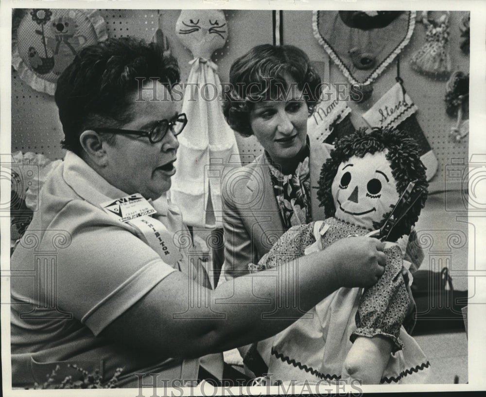 1978 Press Photo Elaine Schreiber at Handicapped Arts & Crafts Fair, Wisconsin - Historic Images