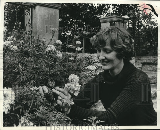 1978 Press Photo Elaine Schreiber picking flowers for the governor's residence - Historic Images