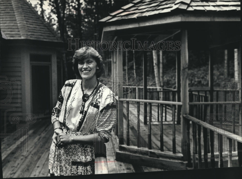 1990 Press Photo Mary Schroeder VP Ken Miller Homes stands by real estate, WI. - Historic Images