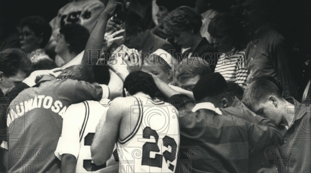 1991, Wauwatosa East basketball team dedicates game to fallen Marine - Historic Images