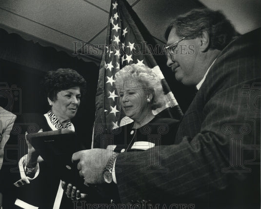 1992, Parents of killed Marine, Scott Schroeder, receive award - Historic Images