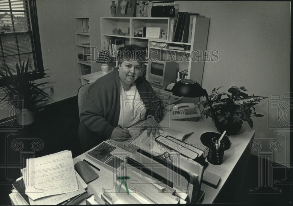 1992 Press Photo Former Mequon Alderman Mary Kay Schuetz in her home office - Historic Images