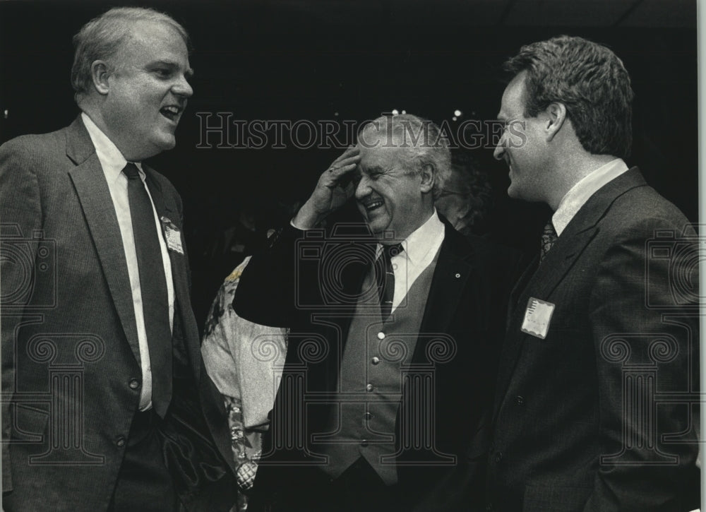 1991 Press Photo James Sensenbrenner Jr. And Lee Dreyfus Chat With Scott Klug - Historic Images