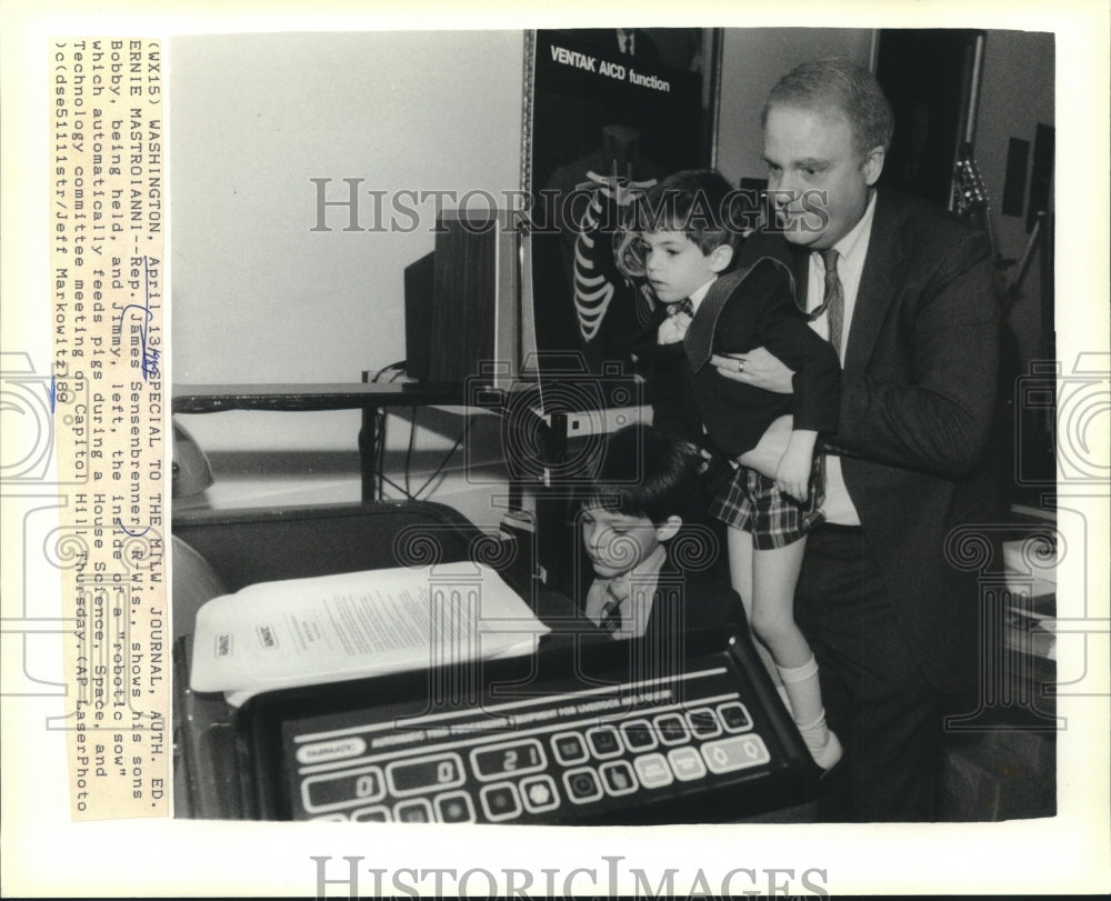 1989 Press Photo James Sensenbrenner Shows Sons Robotic Sow In Washington - Historic Images